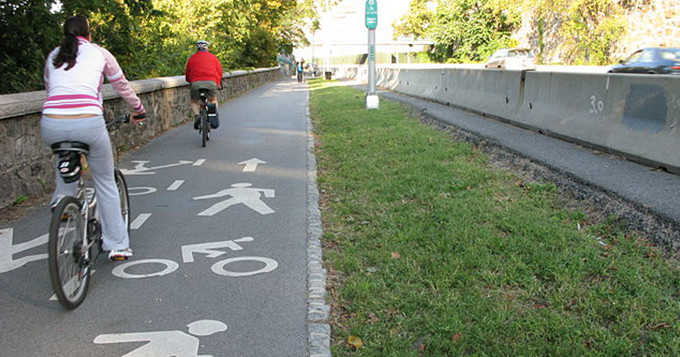 People cycling. Credit: Wikimedia participant/team Equipe C’est N’est Pas Une Pipe